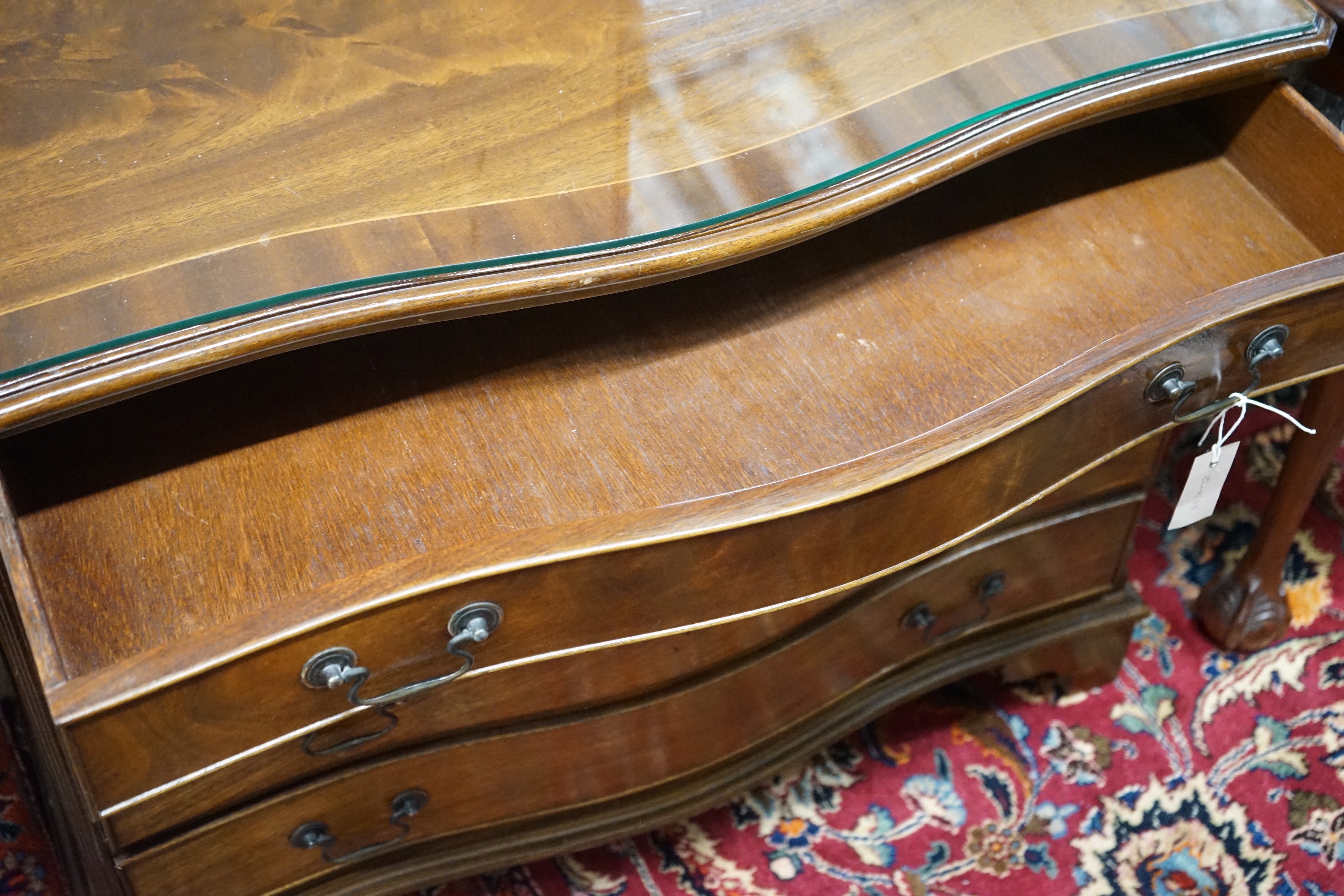 A George III style mahogany serpentine fronted chest of drawers, width 90cm, depth 50cm, height 74cm